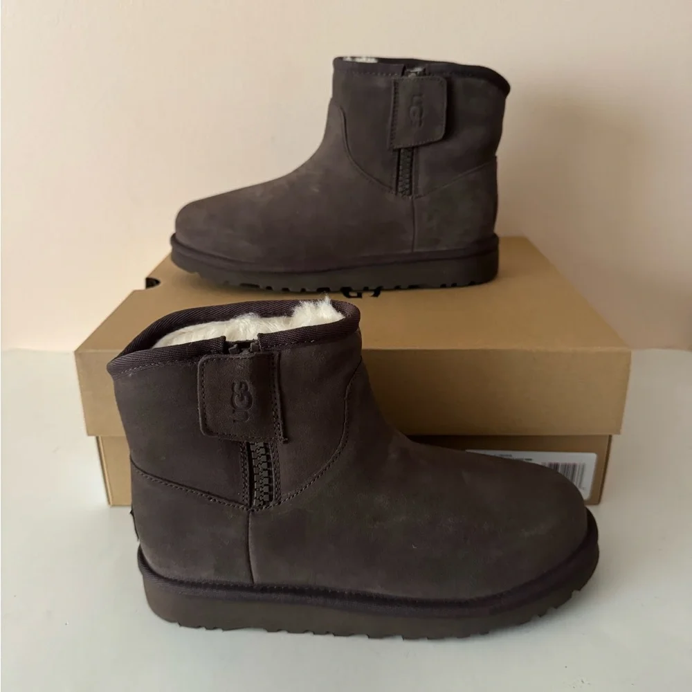 UGG Adri Classic Mini Suede Fur Lined Zip Boot. Boy. Girl. Unisex. Size: 4